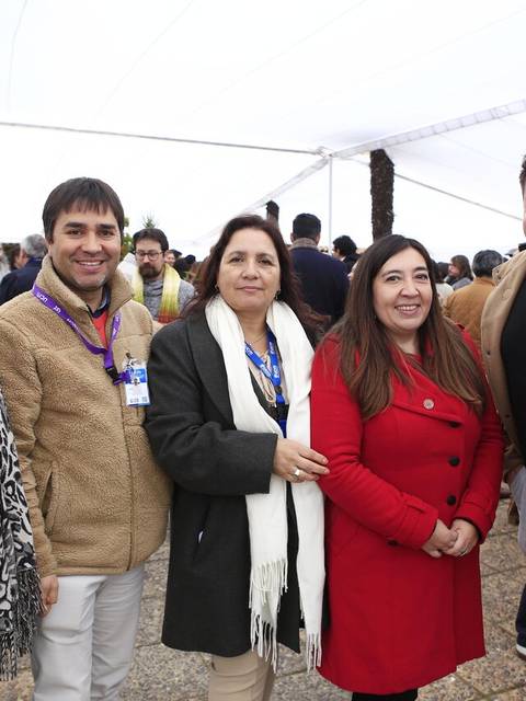 Un grupo de cinco personas posando en un evento al aire libre.