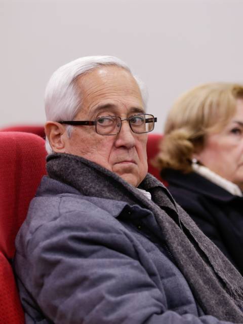 Un grupo de personas sentadas en un salón, con distintos gestos y actitudes.