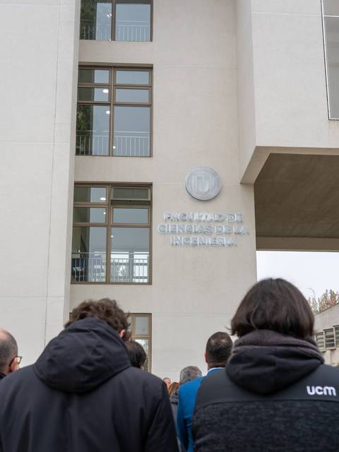 Un grupo de personas observa la fachada de la Facultad de Ciencias de la Ingeniería.