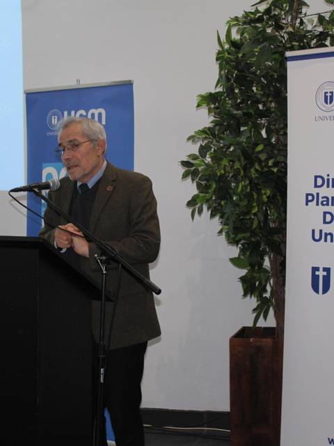 Un hombre habla en un podio durante un evento de la universidad.