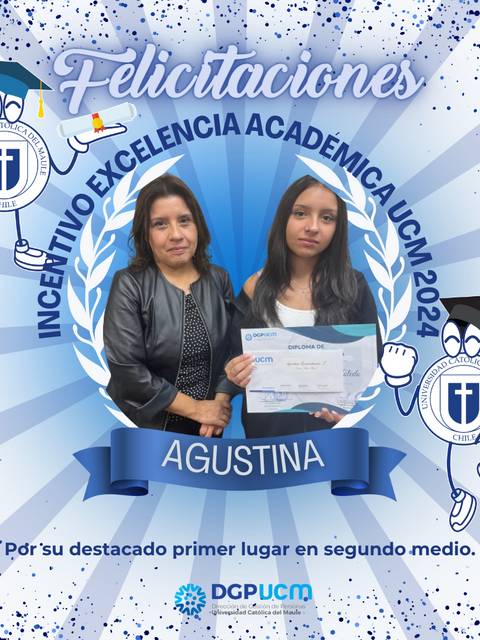 Una joven y una mujer adulta posan juntas con un diploma de reconocimiento académico en un fondo festivo.