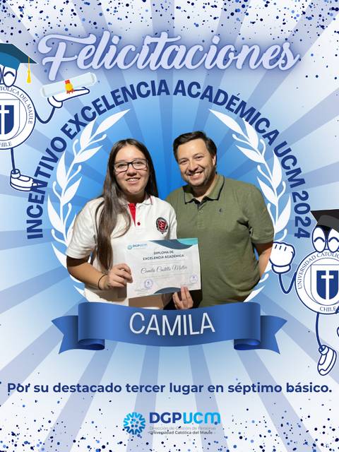 Una estudiante recibe un reconocimiento por su excelencia académica.