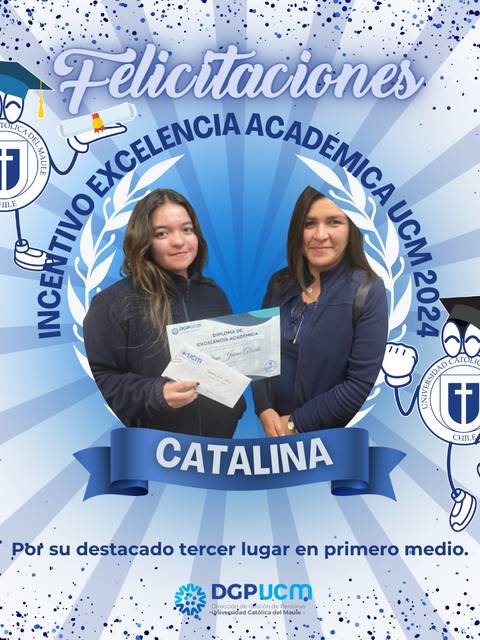 Dos estudiantes celebran su reconocimiento por excelencia académica en una ceremonia de entrega de premios.