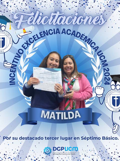 Una joven y una mujer sosteniendo un diploma de reconocimiento académico en un ambiente festivo.