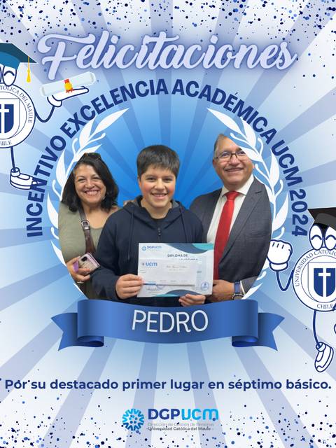 Un niño recibe un reconocimiento por su excelencia académica en séptimo básico.