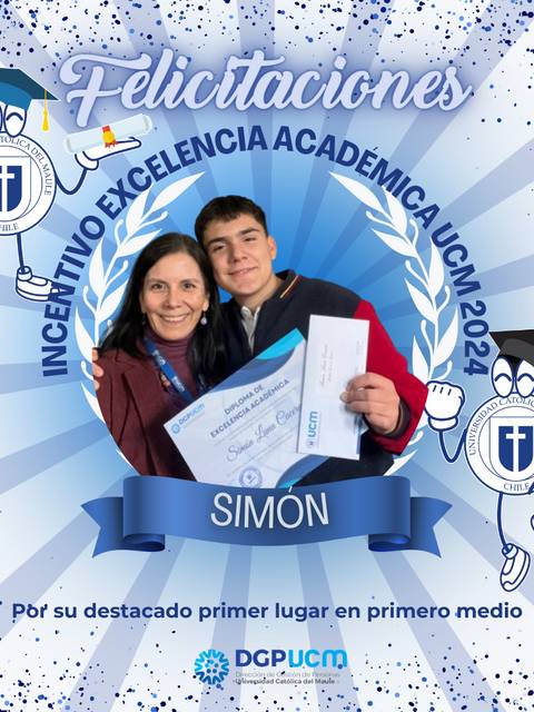 Un estudiante recibe un reconocimiento académico junto a una profesora en una ceremonia de premiación.