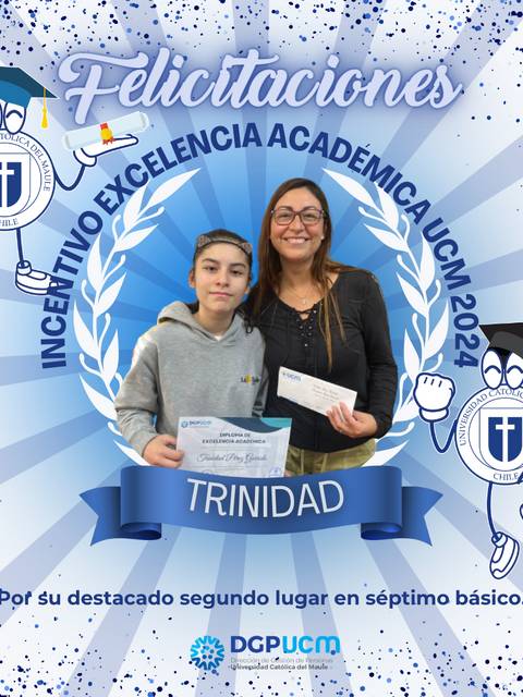 Una entrega de premios por excelencia académica a un estudiante y su madre.