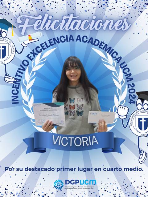 Una estudiante sonriente sostiene dos diplomas de reconocimiento académico en un fondo decorado con motivos festivos.