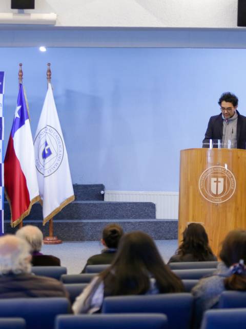 Un hombre se encuentra hablando en un podio frente a una audiencia en un evento oficial en Chile.