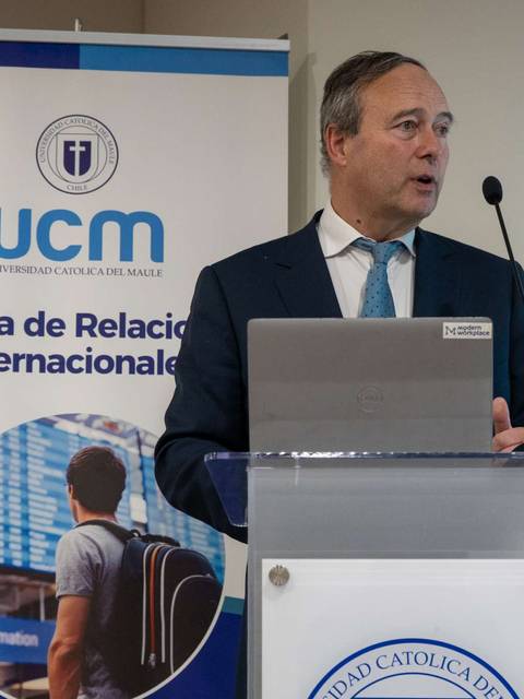 Una persona está dando una presentación en un evento relacionado con relaciones internacionales en una universidad.