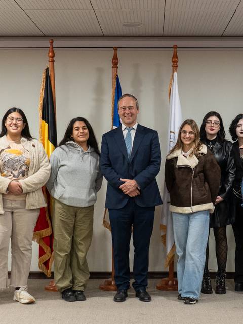 Un grupo de estudiantes se fotografían con un funcionario en un evento de la Oficina de Relaciones Internacionales.