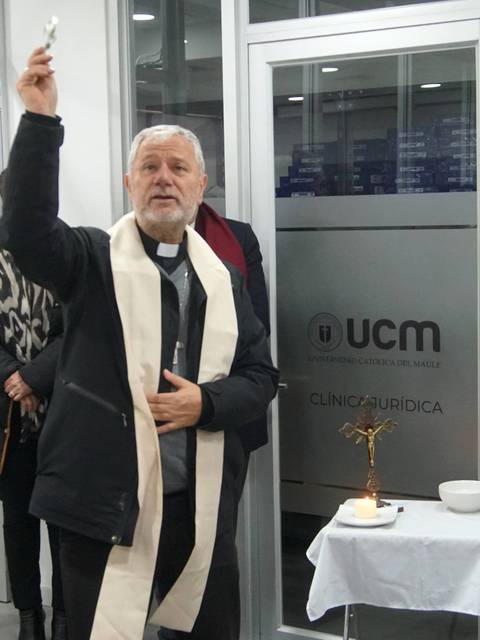 Un sacerdote realiza un ceremonia de bendición en un evento inaugural en una clínica.
