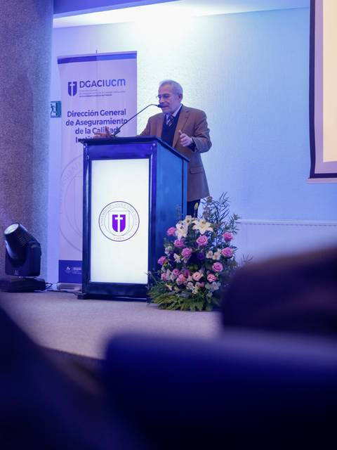 Un hombre habla desde un podio en un evento formal.