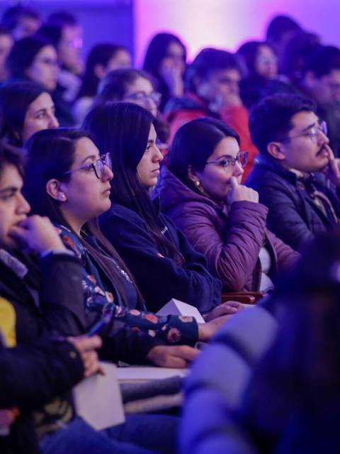 Un grupo de personas escuchando atentamente en un evento.