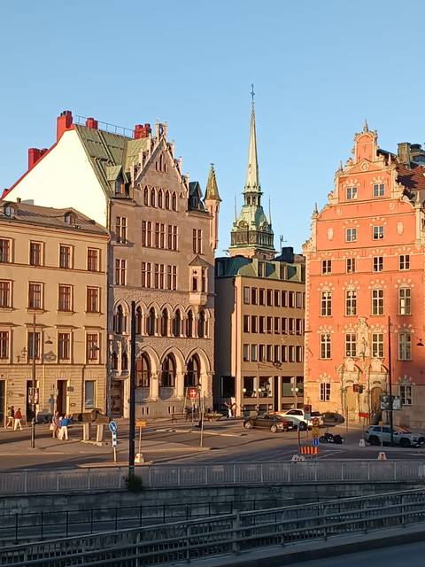 Una vista de edificios históricos y modernos en una ciudad europea al atardecer.