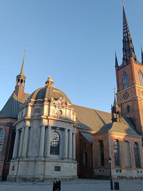 Una impresionante vista de una catedral con una torre alta y arquitectura detallada en un día claro.