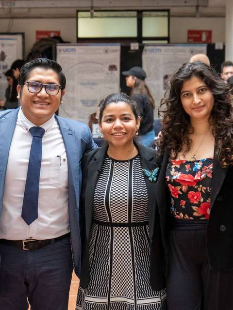 Un grupo de cinco personas posando en un evento académico.