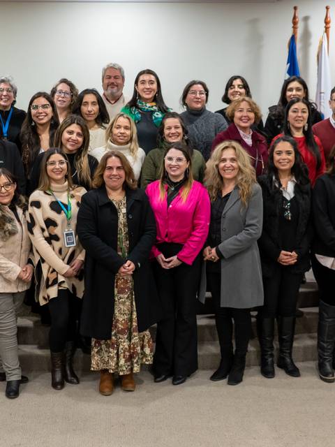 Un grupo de personas posando juntas en un evento.