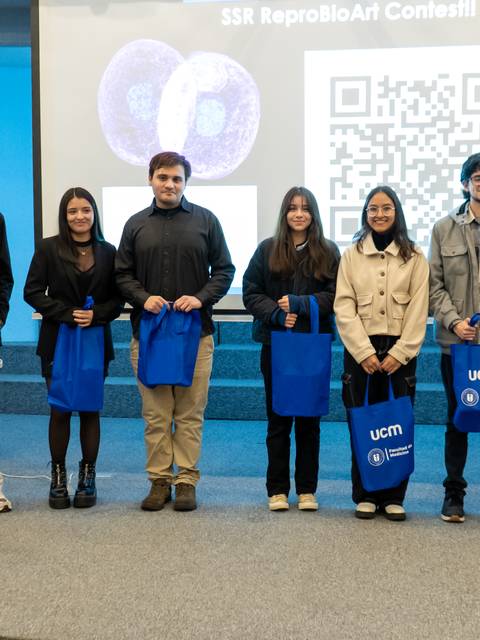 Un grupo de jóvenes premiados se fotografía tras un concurso en un evento institucional.