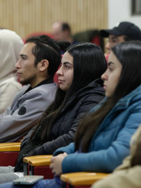 Un grupo de personas escuchando atentamente en un evento o charla.