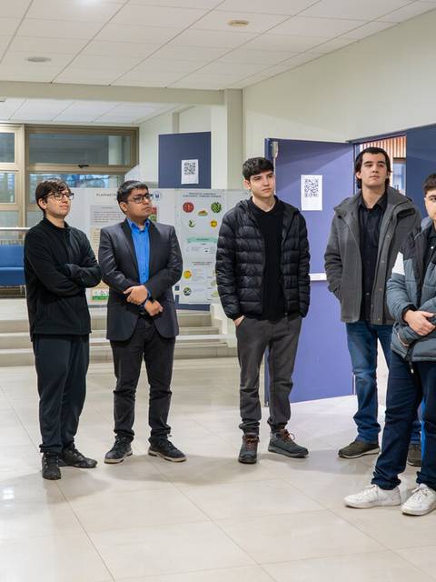 Un grupo de estudiantes observa una presentación en un espacio académico.