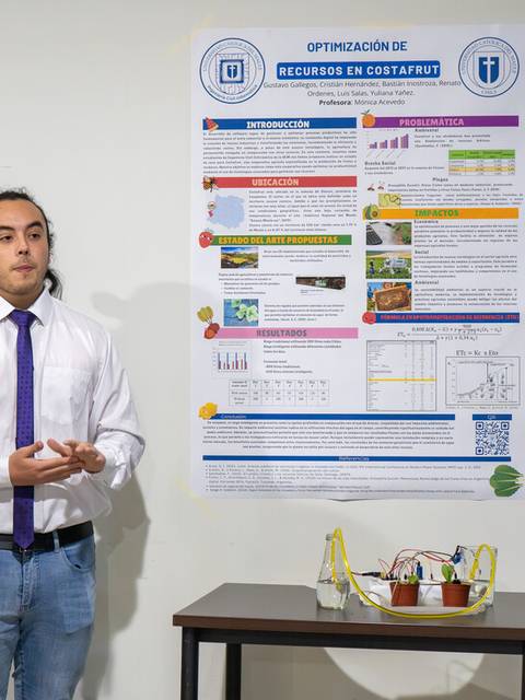 Un grupo de tres personas presenta un proyecto sobre la optimización de recursos en un entorno académico frente a un cartel explicativo.
