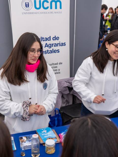 Estudiantes participan en un evento educativo, promoviendo la Facultad de Agronomía de la UCM.