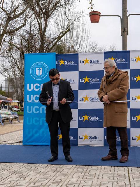Ceremonia de inauguración con varios participantes en un escenario.