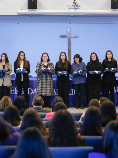Un grupo de mujeres recibe reconocimiento en un evento universitario.