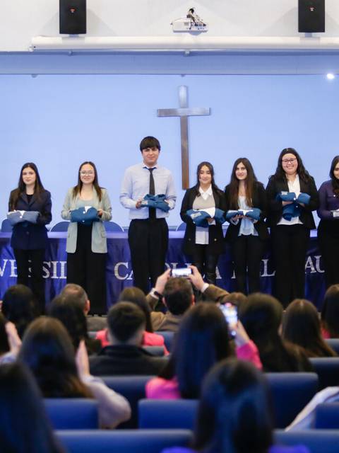Un grupo de graduados en un evento de entrega de diplomas en una universidad.