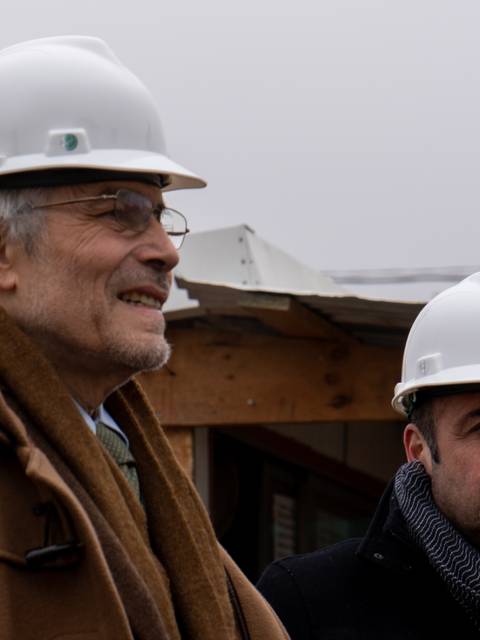 Dos hombres con cascos de seguridad observan un entorno de construcción.