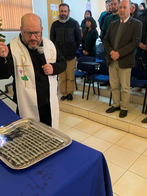 Un sacerdote realiza un ritual religioso en un entorno congregacional.