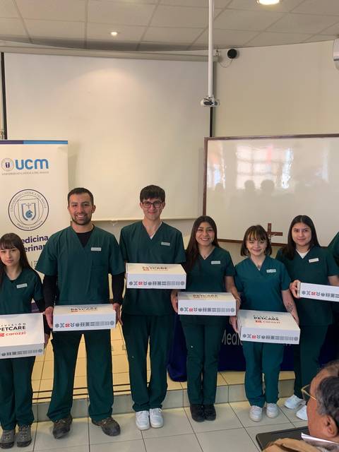 Grupo de estudiantes de medicina posando con certificados en un evento institucional.