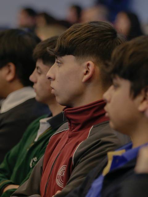 Grupo de jóvenes atentos durante una charla o presentación.