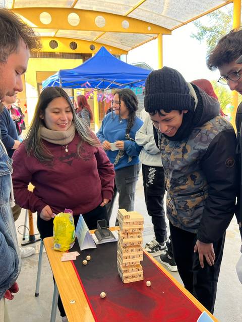 Un grupo de personas se divierte jugando a un juego de mesa al aire libre.