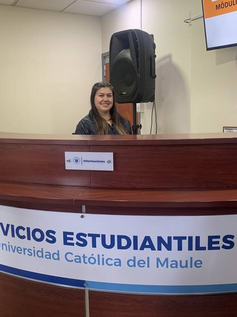 Recepcionista en el área de servicios estudiantiles de la Universidad Católica del Maule.