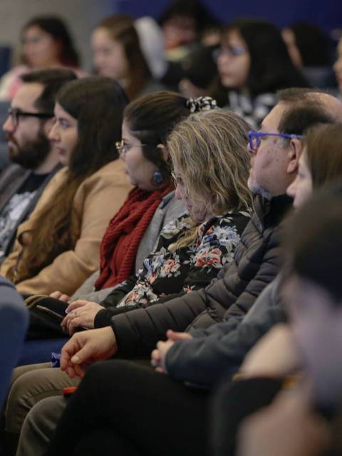 Un grupo de personas sentadas en una sala durante un evento.