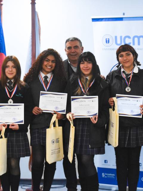 Grupo de estudiantes premiados en un evento educativo.