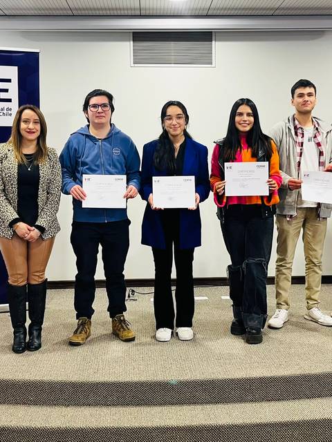 Un grupo de seis personas posando con certificados durante un evento oficial.