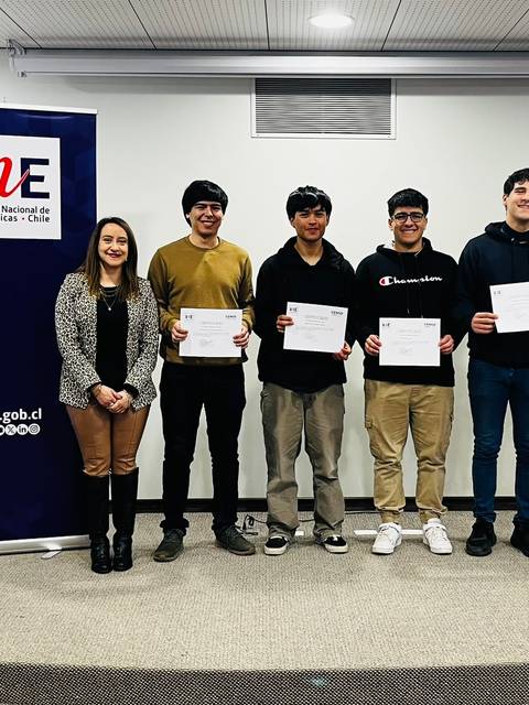 Un grupo de jóvenes estudiantes posan con certificados en un evento de entrega de premios.