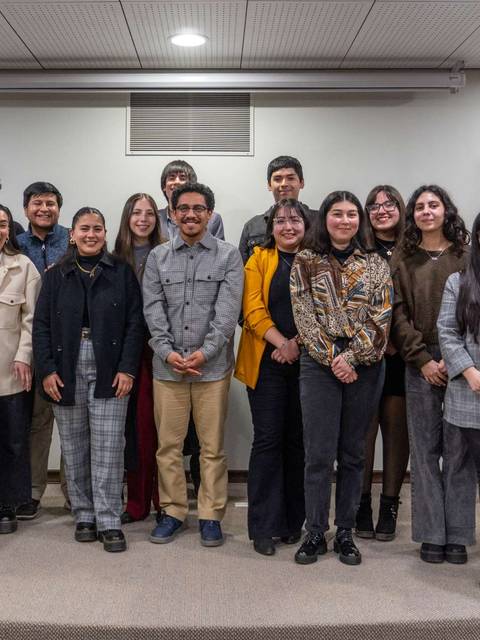 Grupo de personas posando juntas en un evento formal.