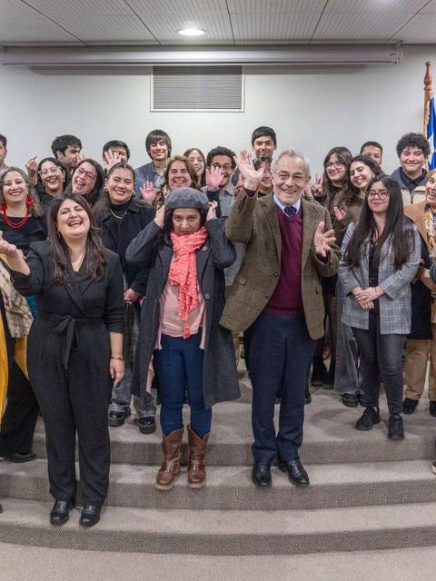 Un grupo de personas posando alegremente en un evento formal.