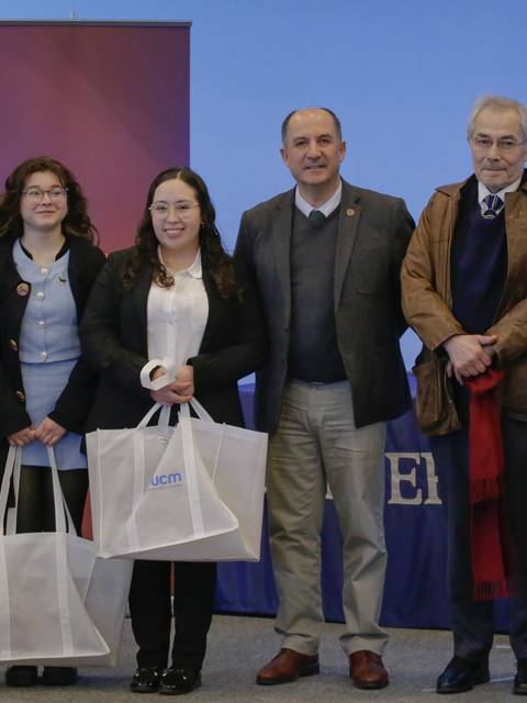Un grupo de personas posando para una foto en un evento académico.