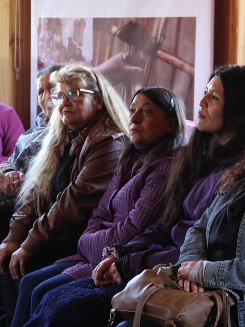 Un grupo de mujeres sentadas en un ambiente interior, durante una reunión o charla.