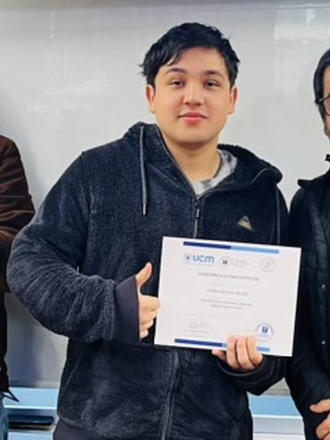 Un grupo de tres personas celebra un logro, donde una de ellas sostiene un certificado.