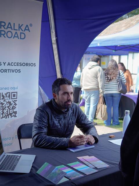 Una persona se encuentra conversando en un stand que ofrece artículos y accesorios deportivos.