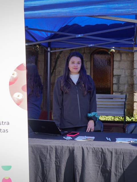 Una feria o evento donde se promocionan frutas maravillosas con un stand de la marca Copefrut.