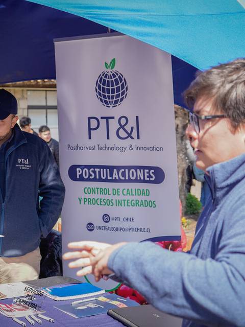 Una feria o evento donde se presentan oportunidades de postulación en tecnología post-cosecha.