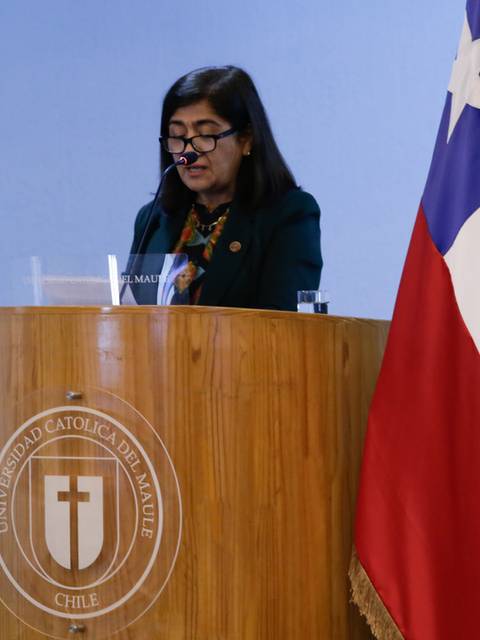 Una mujer habla desde un podio en un evento oficial en Chile.