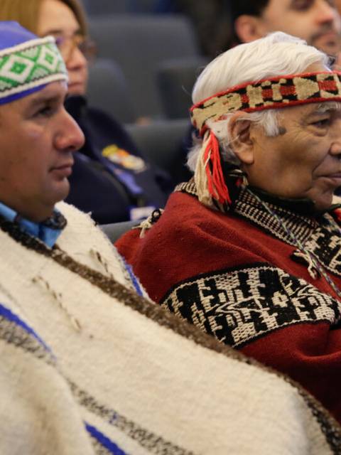 Dos hombres de la comunidad indígena mapuche vestidos con atuendos tradicionales.